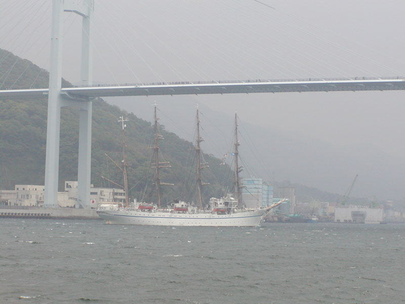 長崎帆船まつり・女神大橋をくぐる日本丸